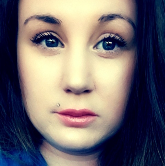 Meet your Posher, Nichole - Picture 2 of 2